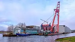 Achterzijde scheepswerf Pattje met bok Triton van Wagenborg (2023)