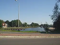 Waterhuizen - rechts de verlaten dwarshelling (2005)