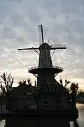 De molen tegen de avondlucht
