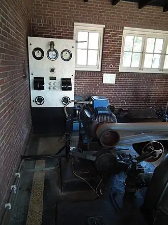 De moderne generator met het oorspronkelijke controlepaneel.