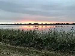 De plas bij zonsondergang