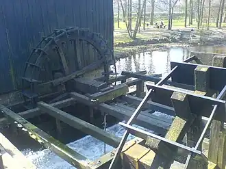 Een blik vanaf de brug op twee van de raderen