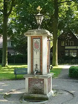 Pomp geplaatst in 1951 op de Brink in Haarzuilens ter vervanging van een oudere pomp (gemeentelijk monument).