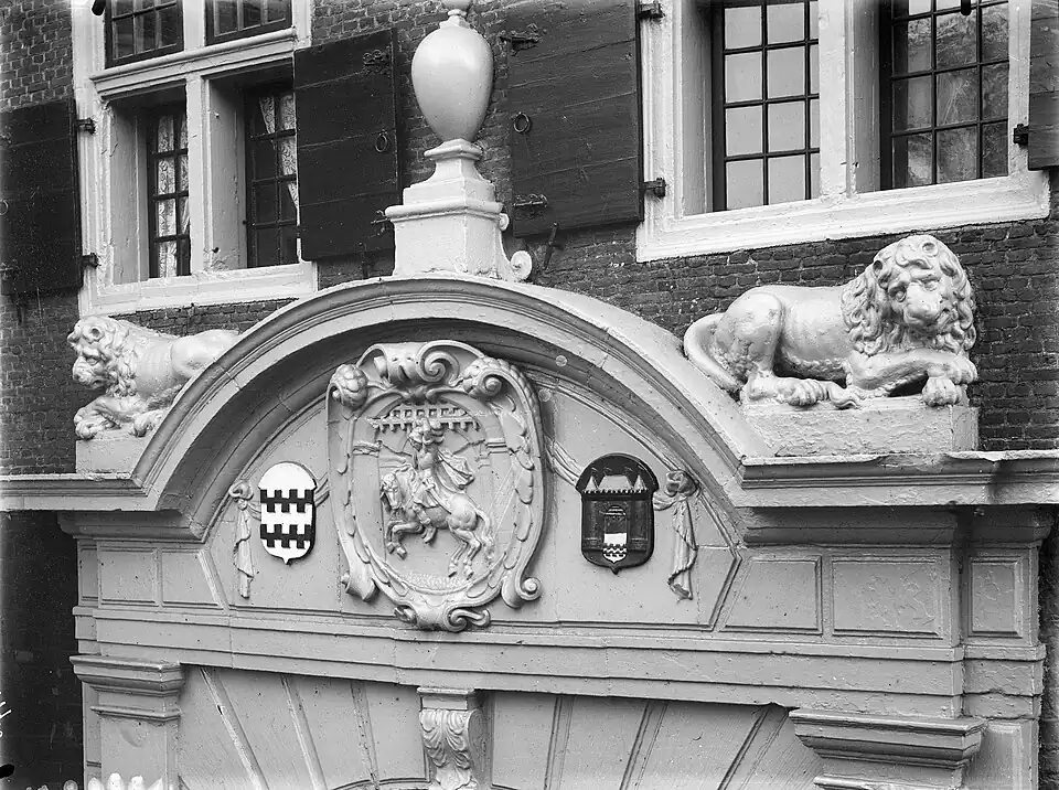 Beeldhouwwerk in de Waterpoort van Jan de Sterke, die zich met paard en al optrekt aan de Hoog-Arkelpoort