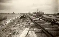 De tramrails tussen Het Schouw en Watergang na de Stormvloed van 1916