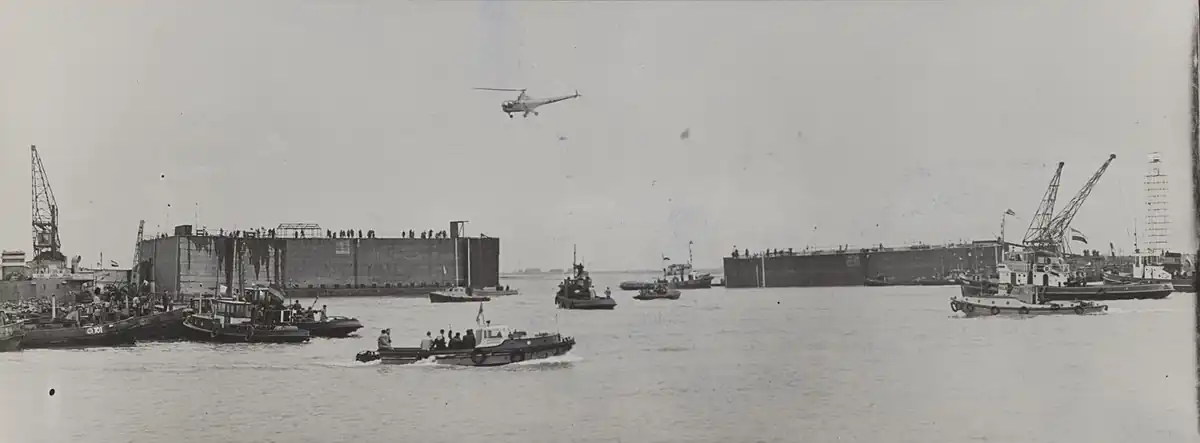 De sluiting met Phoenix-caissons bij Ouwerkerk in 1953 (<<scrollen>>)