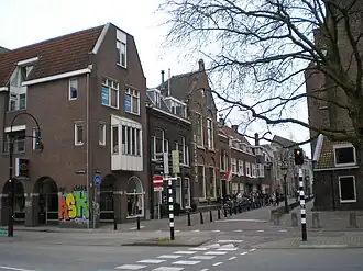 Sint Jacobsstraat hoek Waterstraat met links het Volksbuurtmuseum wijk C en rechts de Jacobikerk