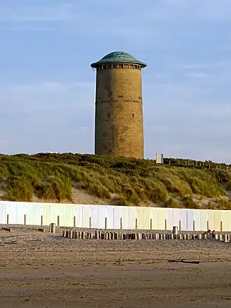 De watertoren, gezien vanaf het strand