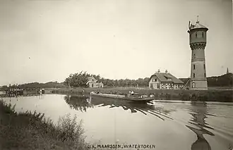 De Maarssense watertoren rond 1913. In de foto links naast de watertoren de machinistenwoning.