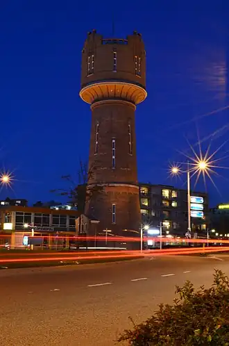 Watertoren in de avond