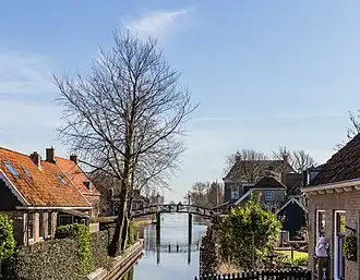 De Indijk met de brug in Hindeloopen in oostelijke richting