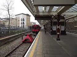 S-stock langs het perron in Watford.