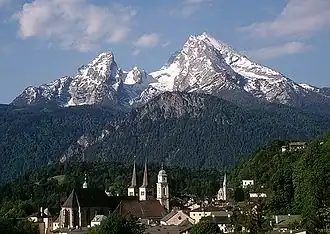 De Watzmann met op de voorgrond Berchtesgaden; de Großer Watzmann rechts, de Kleiner Watzmann of Watzmannfrau links