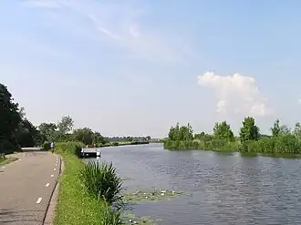 Links de dijk van de polder de Rondehoep.