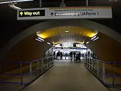 De reizigerstunnel onder de sporen tussen de perrons en de stationshal.