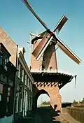 De Runmolenpoort, die een molen en poort in een is