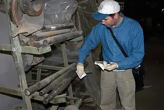 Een wapeninspecteur van het IAEA aan het werk in Irak in 2002.