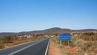 Hoofdweg in de richting van Gentio do Ouro