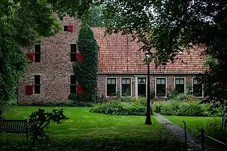 De door Henk Helmantel gereconstrueerde weem (pastorie) van Westeremden (Groningen).