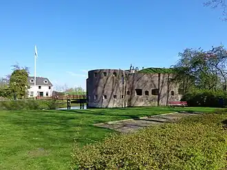 Torenfort aan de Ossenmarkt in Weesp (km 124)