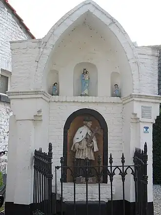 Wegkapelletje van de H. Joannes Nepomuc. Beelden van Joannes Nepomuc en Madonna ouder