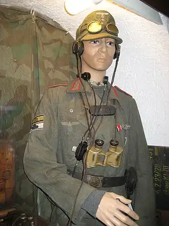 Duitse soldaat draagt de gouden en zilveren badge