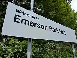 Het stationsnaambord van National Express East Anglia.