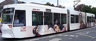 Een tram in Darmstadt met reclame voor Wella
