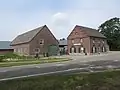 Voormalige houthandel thans boerderij Kanaalmond in Traditionalisme stijl