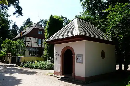 De oude kapel met op de achtergrond het Wendelinusheim