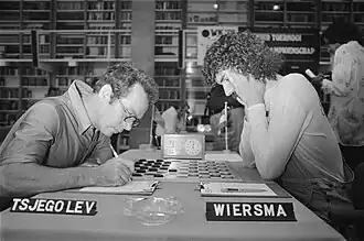 Vjatsjeslav Sjtsjogoljev tegen Harm Wiersma tijdens het WK dammen van 1976