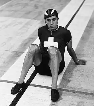 Oskar Plattner zit op de finish na de wereldkampioenschappen op de baan 1948