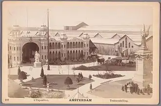 Het Nederlandse koloniale paviljoen met standbeeld van Jan Pieterszoon Coen