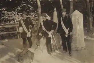 Groepsfoto van Gerard Perfors (links), Bram Mossel (midden) en Frans van der Hoorn (rechts) bij het Drielandenpunt in Vaals, 1911