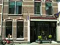 Winkel met bovenwoning