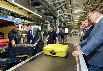 Minister-president Rutte test de nieuwste ontwikkeling bij Vanderlande, tijdens zijn werkbezoek aan Veghel