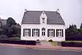 Villa met dieperliggend nutsgebouw