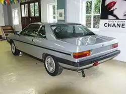 Styling: vin-vormige C-stijl; kniklijnen in kofferdeksel en schuining in zijkant achterlicht