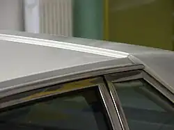 Styling: de lijn van de C-stijl is in een opvallende ril doorgezet in het dak, als stijlelement een reminiscentie van de kap van een landaulet