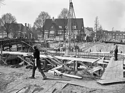 Brug 418 in aanbouw met noodbrug (naar Stadionkade gezien, maart 1959)