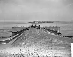 De dam voor het plaatsen van de caissons