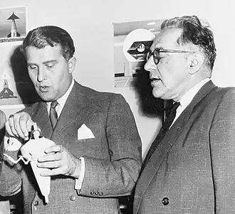 Willy Ley (rechts) met Von Braun in 1954