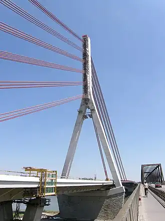 Nieuwe tuibrug in aanleg, rechts de oude vakwerkbrug (foto 2009)