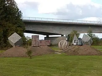 Weserdalmodel (kunstwerk bij de voormalige veerstoep, dat tevens een geologisch schema bevat; ter plaatse staan informatieborden met uitleg)