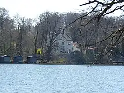 De villa van Alzheimer aan de rand van het meer