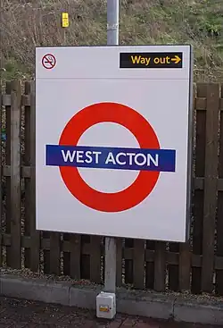 Naambord langs het perron.