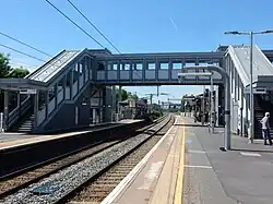 De nieuwe loopbrug met liften op 22 mei 2022.