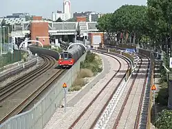 Het station uit het zuiden, links Jubilee, rechts DLR