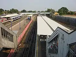Trein (l) en metro (r) in West Ruislip.
