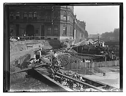 De dubbele basculebrug op de achtergrond, gefotografeerd door Jacob Olie; brug 248 op de voorgrond werd verbouwd